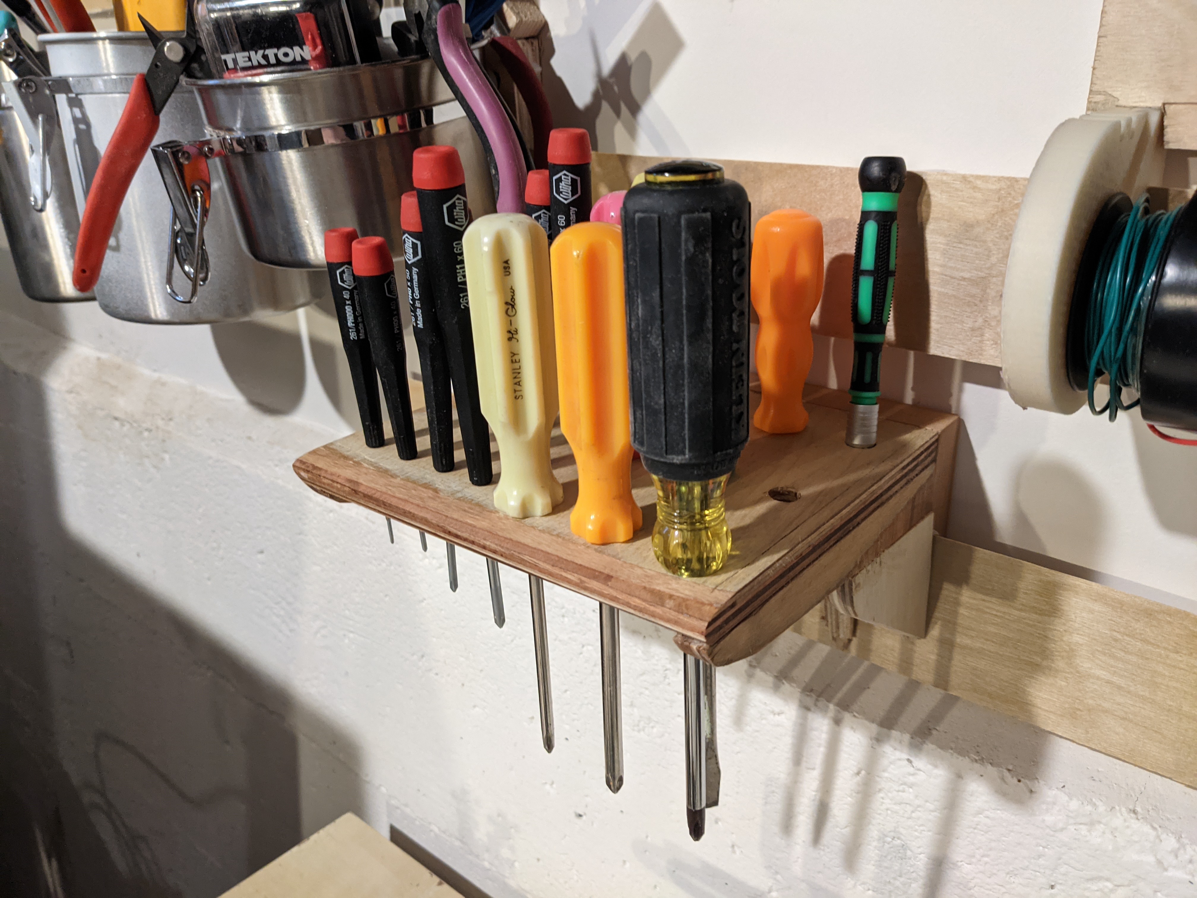 DIY : french cleat - holder for pliers  French cleat storage, French  cleat, Tool storage diy